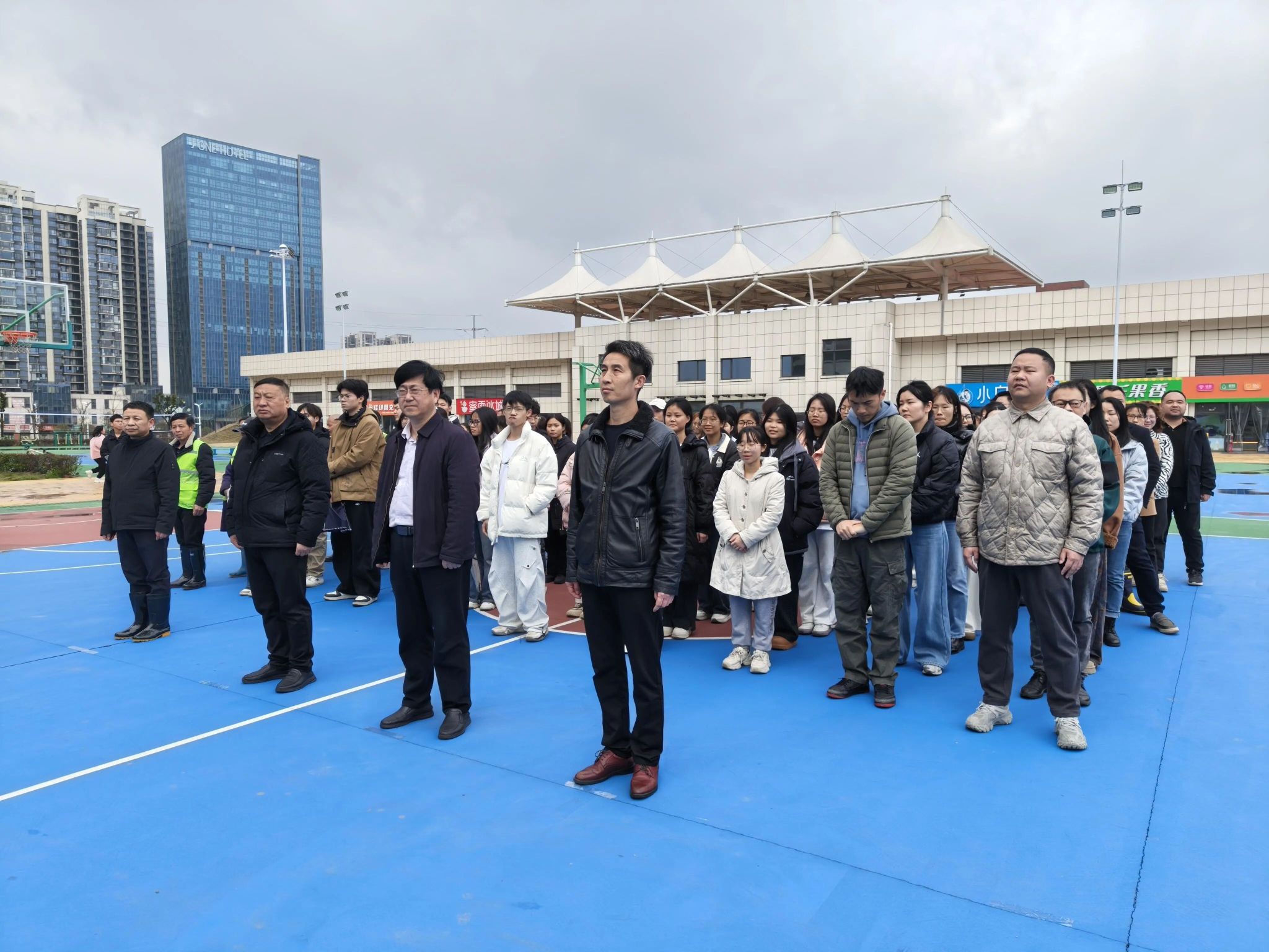 WilliamHill体育举行“一花一本草 一园一芳华”三月植树活动